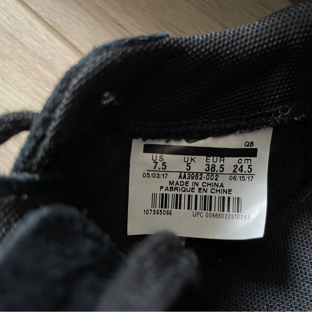 Nike Women’s Black Sneakers - Picture 10 of 10